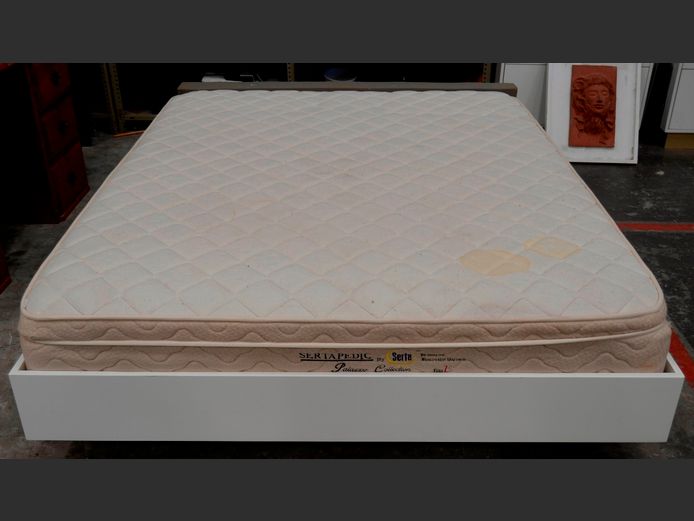 WHITE DUCO QUEEN SIZE BASE WITH SERTAPEDIC MATTRESS