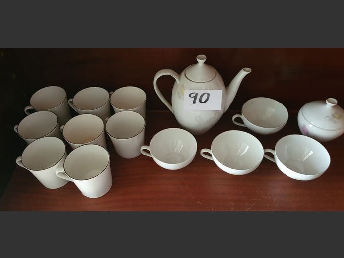 LOT: ARZBERG TEAPOT, CUPS, SUGAR BOWL, etc