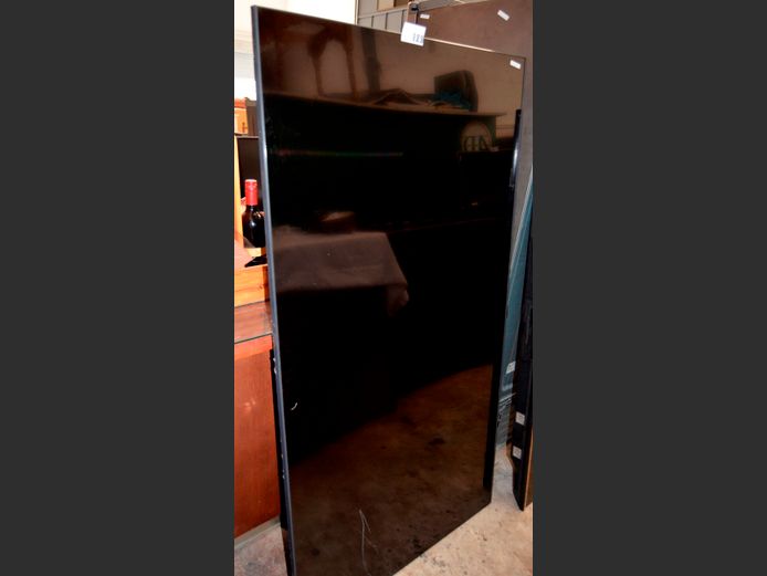 SAMSUNG 70" L.E.D. TV [Switches on, Screen cracked] ### LICENCE PLEASE ###