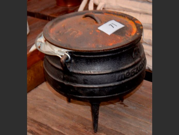 MEGAMASTER NO. 3 CAST IRON POTJIE POT [Rust to lid]
