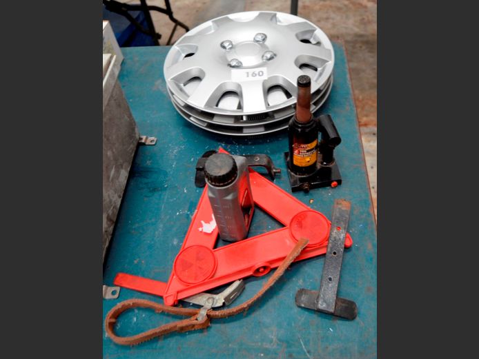 LOT: 2-TON BOTTLE JACK, BRAKE FLUID, 3 x HUB CAPS, etc ### PLUS VAT ###