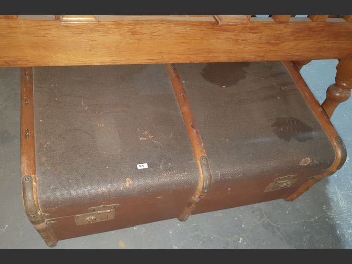 VINTAGE TRAVEL TRUNK, 76 x 48 x 32cm