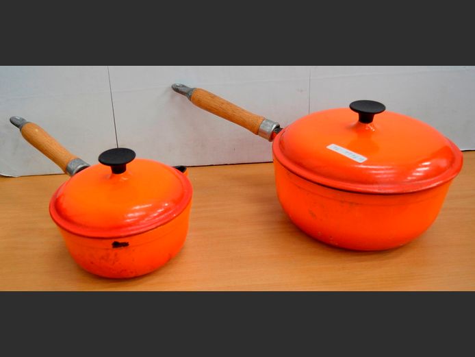 LOT OF 2: VINTAGE ORANGE CAST SAUCEPANS WITH LIDS, 21cm & 15cm Diameter respectively