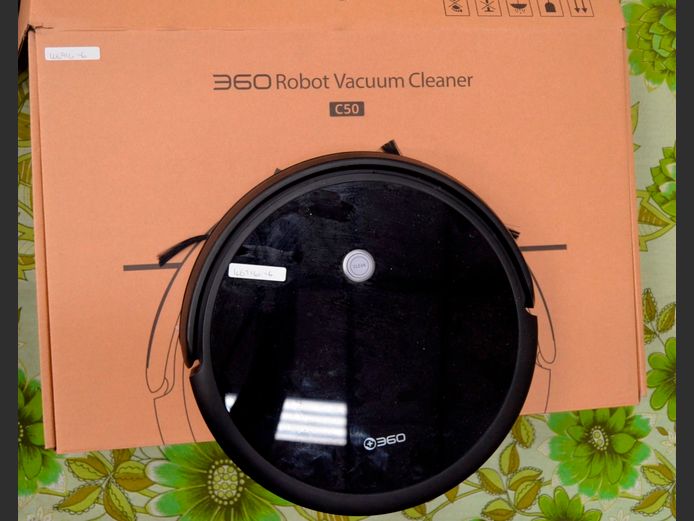 C50 360 ROBOT VAC [Switches on]