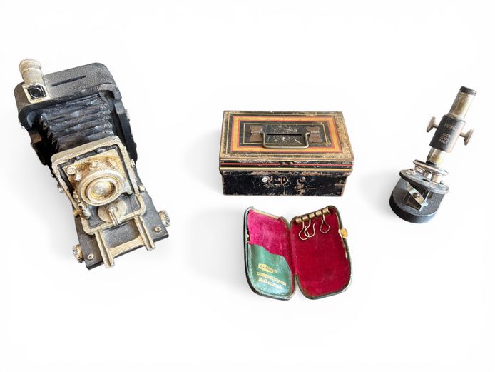 Assorted small decorative vintage-styled items