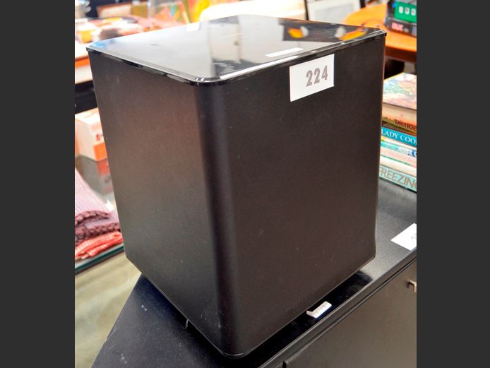 SAMSUNG SUBWOOFER [Switches on, untested further]