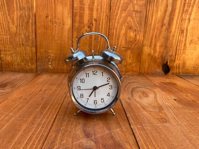 Retro Silver Twin Bell Alarm Clock (Battery Powered)