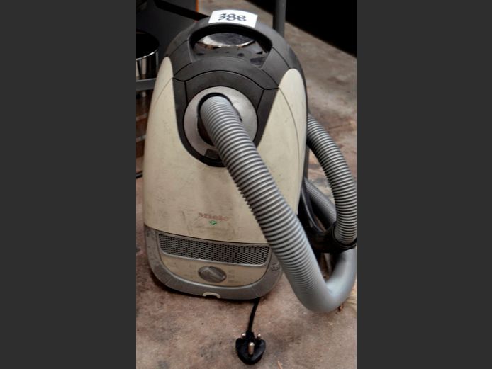 MIELE VACUUM CLEANER [Switches on, untested furter] [#: 414186826]