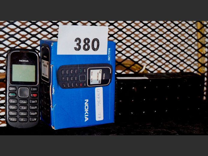 LOT: NOKIA CELLPHONE & SHOX PORTABLE SPEAKER [Untested]