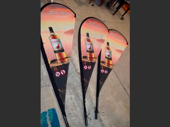 LOT: 4 x BRANDED FEATHER BANNERS IN BAGS