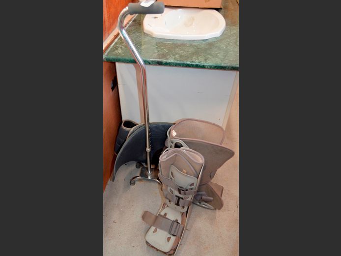 LOT: 2 x MOON BOOTS, CRUTCH, etc