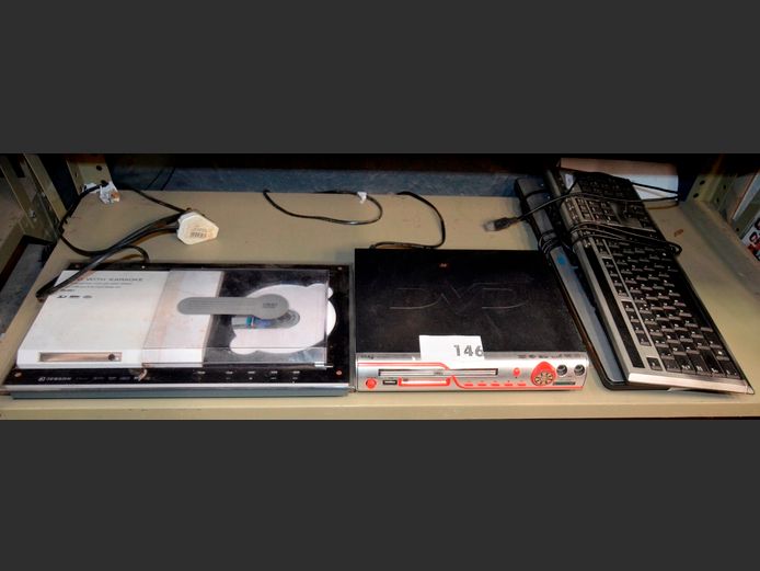 JEBSON KARAOKE DVD PLAYER, KEYBOARD, etc [Switch on, untested further]