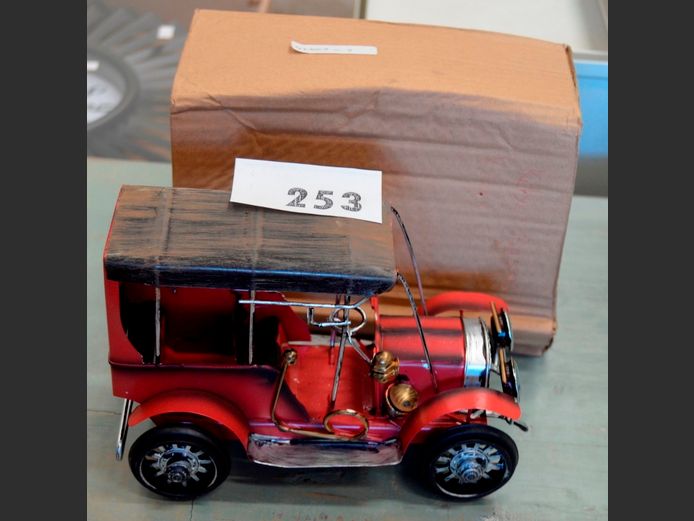 VINTAGE LOOK RED METAL CAR, 20 x 10 x 14cm