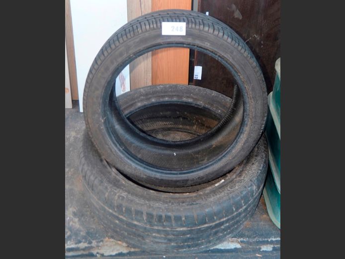 LOT OF 2 TYRES: DUNLOP & CONTINENTAL