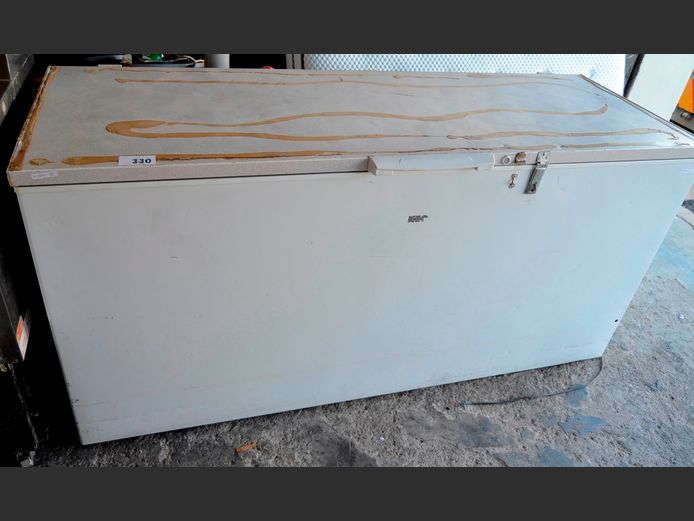 KIC 543 LITRE CHEST FREEZER [Dead, lid needs TLC]