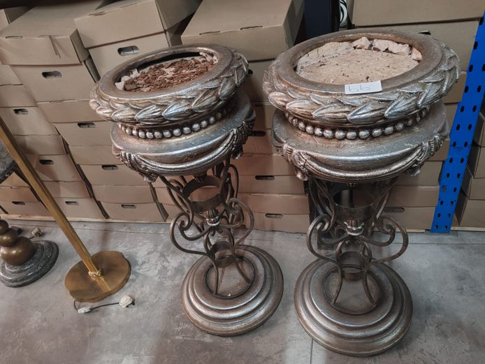 2x Antique Planters (STC)