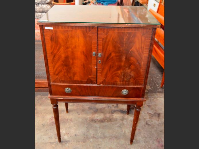 FLAME MAHOGANY FINISH 2-DOOR DRINKS CABINET, 70 x 42 x 111cm