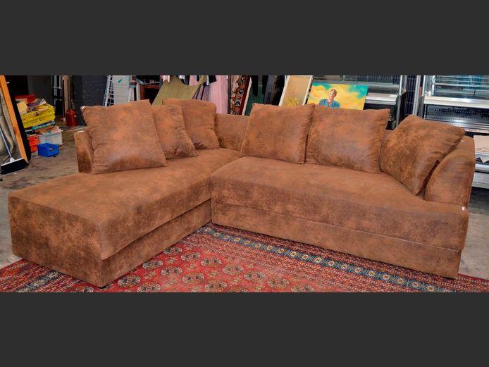BROWN UPHOLSTERED L-SHAPED COUCH WITH CUSHIONS, 250 x 190cm