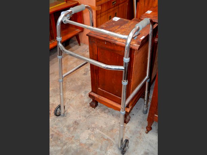 WALKING AID