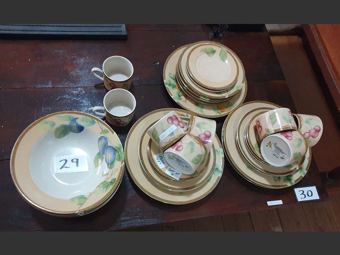NEWBURY PART DINNER SERVICE [Chips to some pieces]
