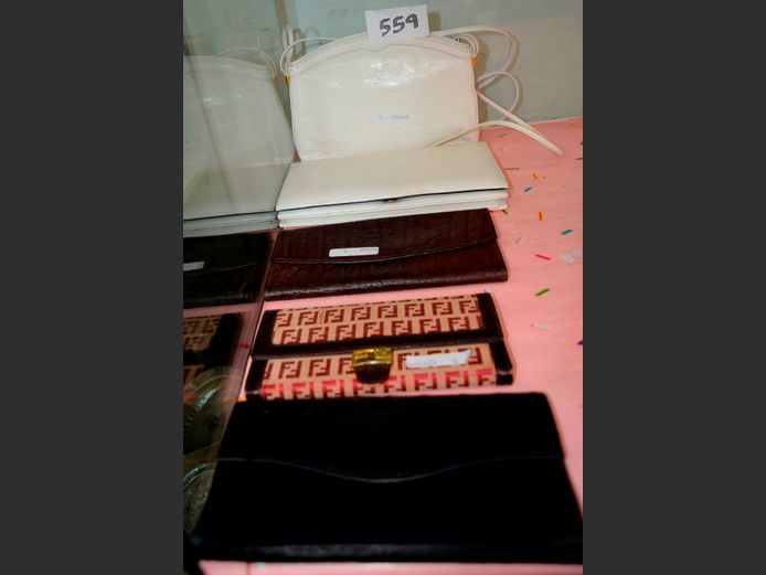 LOT: CLUTCH BAGS & PURSES