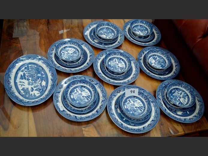 QUEEN'S BY CHURCHILL 25-PIECE BLUE & WHITE PART DINNER SERVICE
