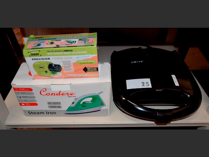 LOT: 4-SANDWICH TOASTER, CONDERE IRON & MELLERWARE KETTLE [Switch on, faulty]