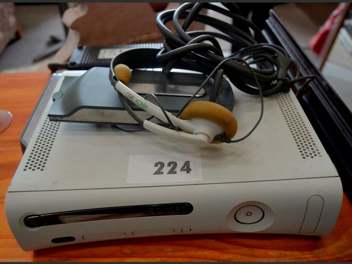 XBOX 360 CONSOLE WITH CABLES [Faulty]