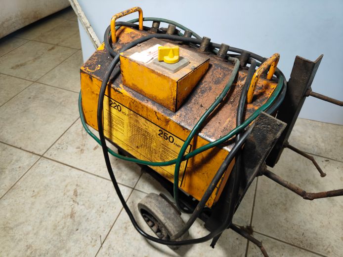 WELDING MACHINE (WORKING)