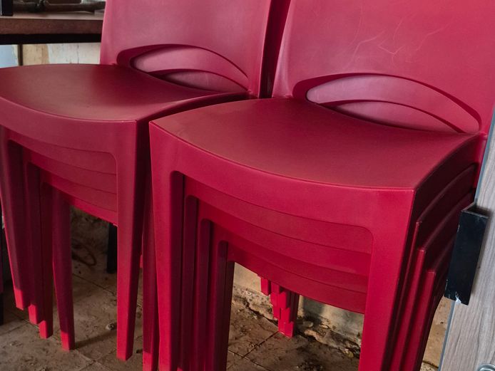 10 X RED PLASTIC CHAIRS
