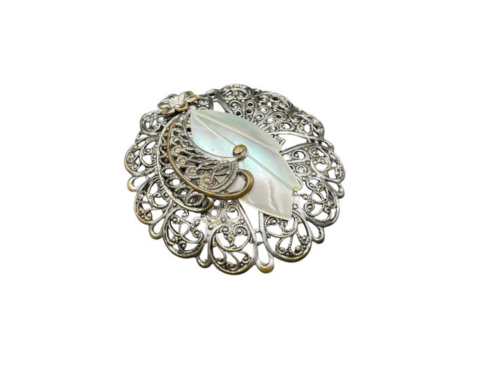 Vintage Silver-Tone Openwork Filigree Circular Brooch – Carved Mother-of-Pearl Leaf Motif