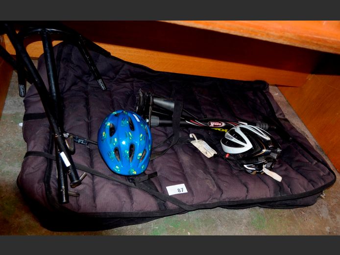 LOT: BICYCLE TRAVEL BAG, 2 x BICYCLE HELMETS, 2 x BICYCLE PUMPS, etc [49,65]
