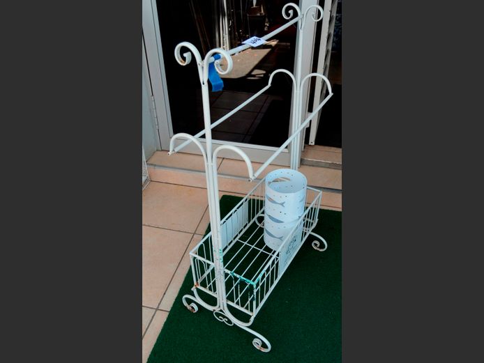 WHITE METAL TOWEL STAND