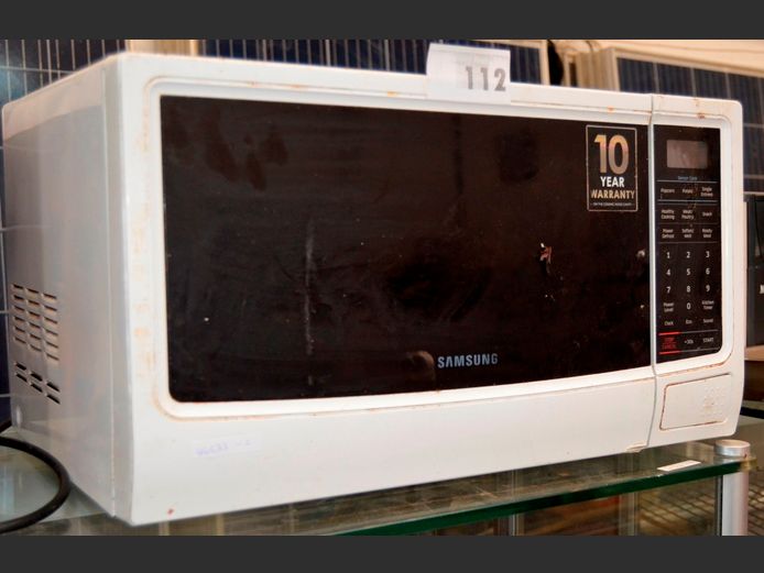 SAMSUNG MICROWAVE [Switches on, untested further, rusty]