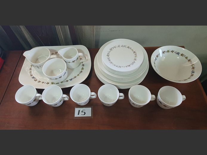 LOT: J & G MEAKIN PART DINNER SERVICE [Chips to some pieces]