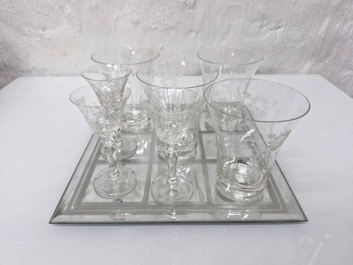 Set of 7 Etched Glassware with Square Mirrored Display Tray