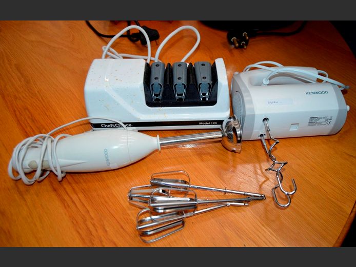 KENWOOD HAND MIXER, KENWOOD STICK BLENDER & A KNIFE SHARPENER [Switch on]