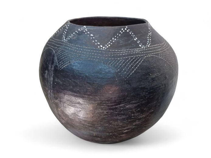 Large Traditional Zulu Ukhamba Clay Pot
