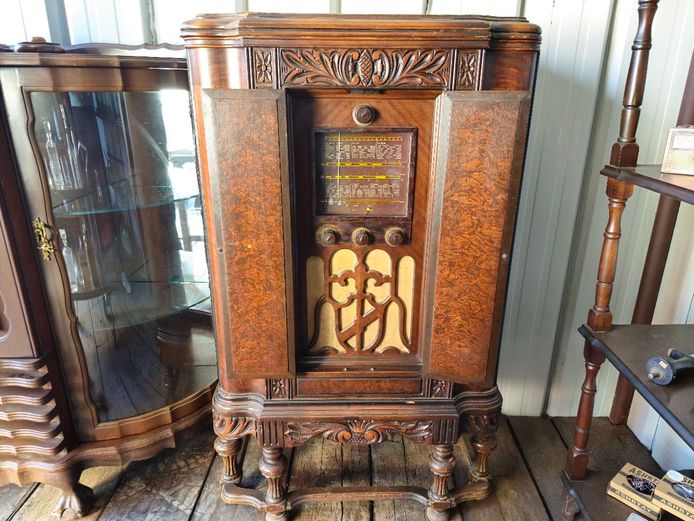 1930's Crosley Arbiter Console Radio