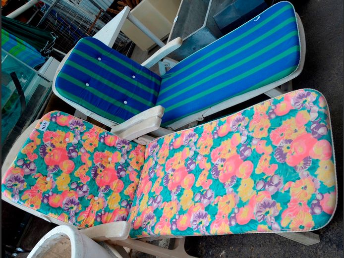 PAIR PLASTIC POOL LOUNGERS WITH CUSHIONS [66,84]