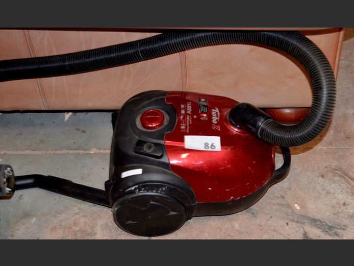 L.G TURBO Z VACUUM CLEANER [Switches on]