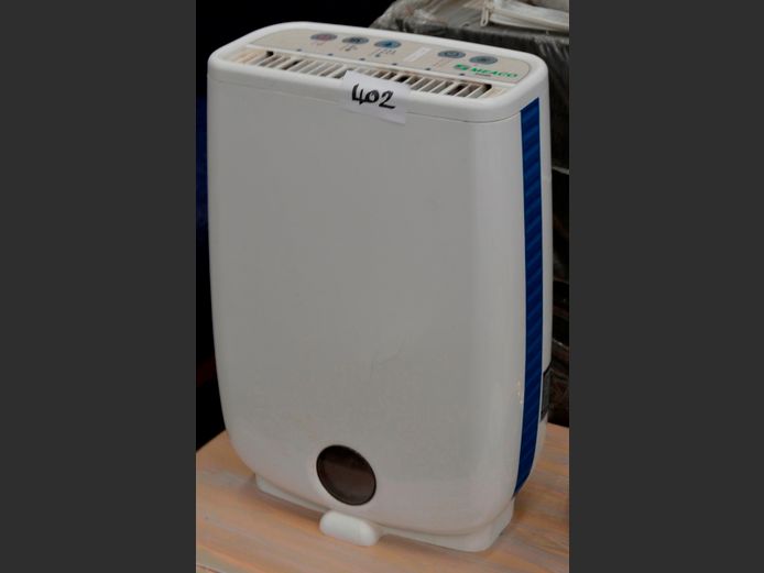 MEACO DE-HUMIDIFIER [Switches on, untested further]