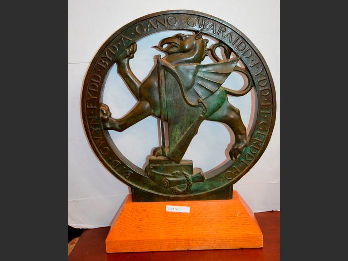BRONZE CIRCULAR AWARD INSCRIBED "BYDA A GANO GWARAIDD FYDT", 46 x 36.5cm