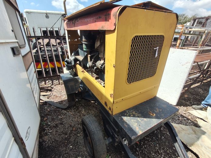 3 CYLINDER PERKINS 400AMP DIESEL WELDER / GENERATOR SET ON TRAILER - ENGINE RUNNING