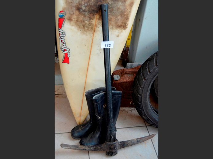 SHOVA SIZE 6 GUMBOOTS & A PICK