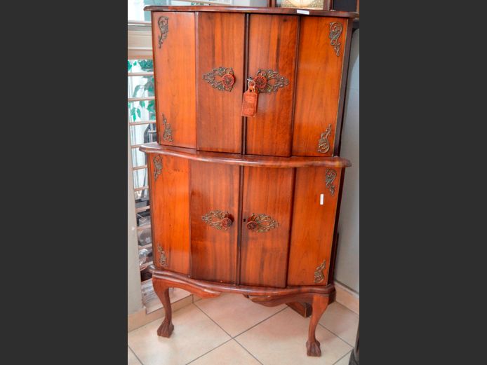 ANTIQUE MAHOGANY CORNER DRINKS CABINET, 83 x 50 x 156cm