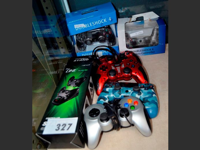 ASSORTED GAMING CONTROLLERS & A CHARGING DOCK [Untested]