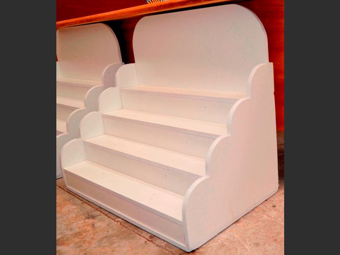 WHITE PAINTED DISPLAY SHELF, 85 x 48 x 72cm
