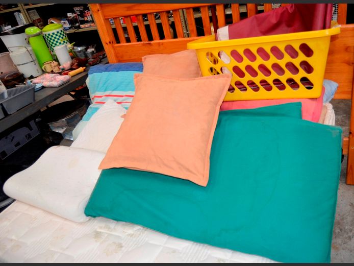 LOT: LAUNDRY BASKET, SCATTER CUSHIONS, VINYL OFF-CUTS, etc