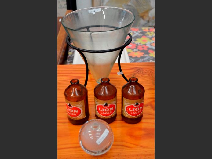 GLASS VASE ON METAL STAND, VINTAGE SPIJKERBOL VASE & SET OF 3 VINTAGE LION LAGER BEER BOTTLES [1,2,3]